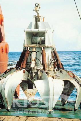 해저의 암석채치에 사용되는 그랩 채취기 의 사진
