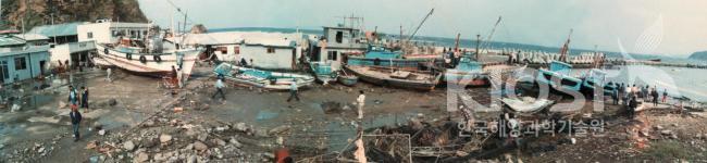 1983년 일본 아끼다현 중부지진에 의한 우리나라 임원항의 지진해일 피해 의 사진