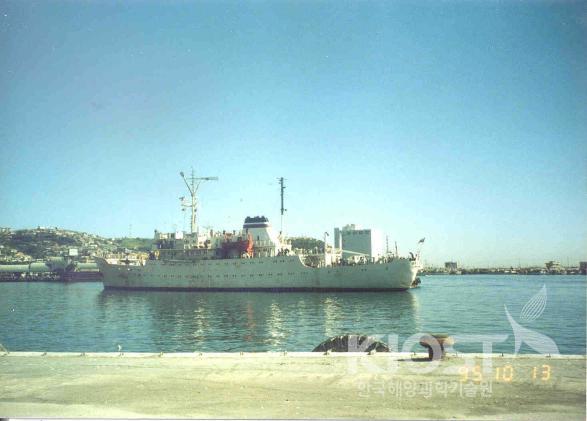 동해 핵폐기물 한·일·러 3개국 공동조사 후 동해항에 입항한 러시아선적 OKEAN호 (1995) 의 사진