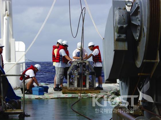 심해저 카메라 시스템 점검 및 투하 의 사진