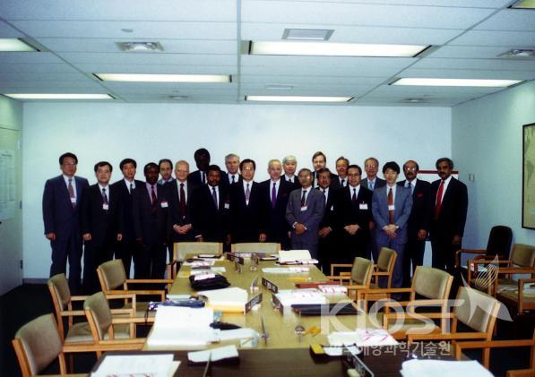 UN본부에서 우리나라 광구등록신청서 심사를 마친 기술전문가 그룹 위원들과 우리나라 대표단(1994) 의 사진