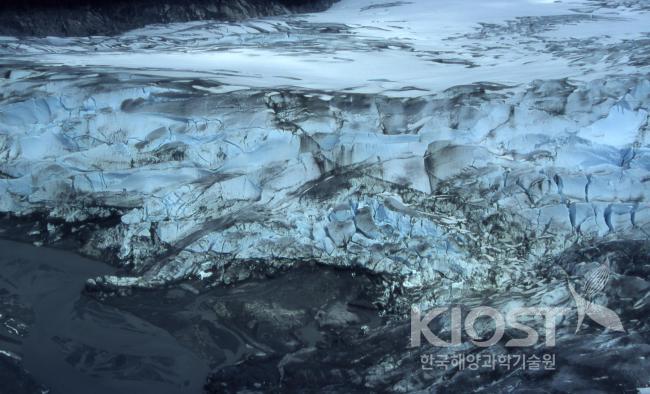 지구온난화로 점점 녹고 있는 극지방 얼음 의 사진
