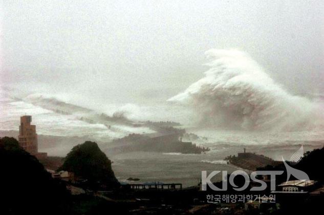 Typhoon surge 의 사진