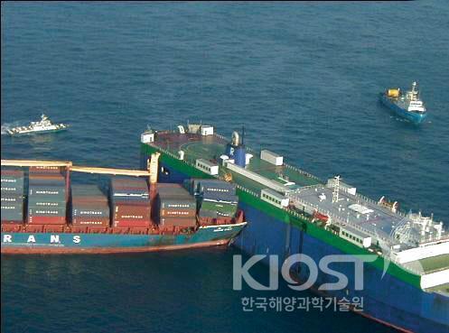 Collision between ships 의 사진