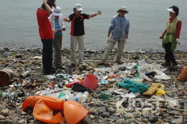 바다쓰레기를 분류하여 조사하는 모습 의 사진