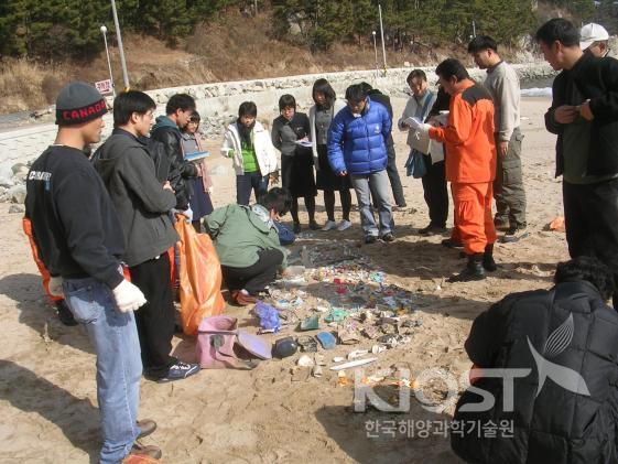 한-일 시민단체들이 바다쓰레기를 공동으로 조사하는 모습 의 사진