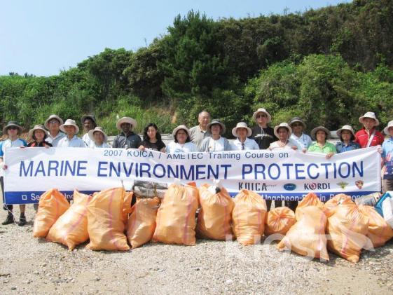 아시아-태평양 저개발국가 전문가 대상의 바다쓰레기 현장실습 장면 의 사진