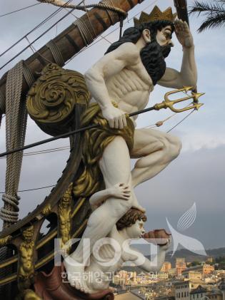 제노바 항에 정박 중인 한 범선의 뱃머리를 장식한 포세이돈 상 의 사진