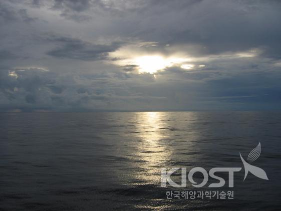 호수처럼 잔잔한 태평양 의 사진