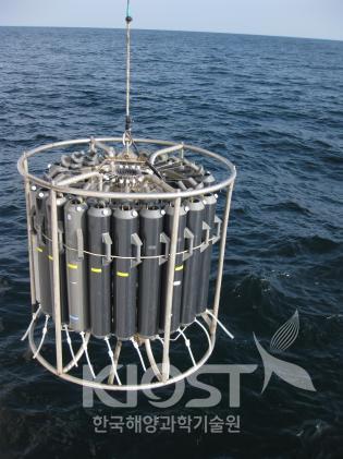 해양탐사에 이용되는 CTD 장비 의 사진