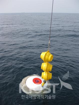 해류를 측정하는 장비를 바닷속에 넣고 있다 의 사진