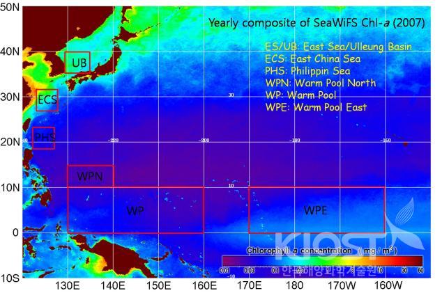 인공위성에서 얻은 자료를 분석하여 만든 북서태평양의 2007년 연평균 표층 엽록소-a 농도 분포도. 파란색은 의 사진