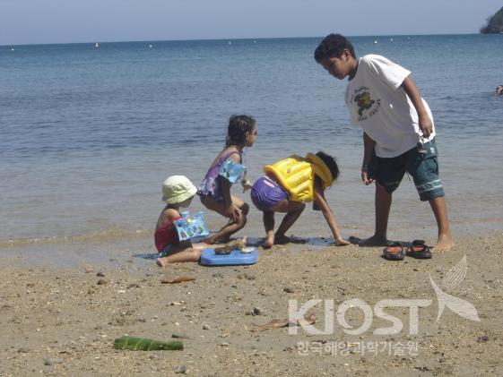 바닷가 해변을 뛰노는 아이들 의 사진