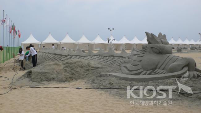 지난 여름 망상 해수욕장에서 개최되었던 모래 조각 경연대회 출품작품들 의 사진