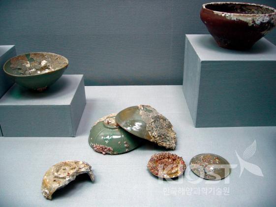 전남 목포의 국립해양유물 전시관에 전시되어 있는 도자기 - 해저에서 인양된 유물들은 보존처리 된 후 전시된다 의 사진