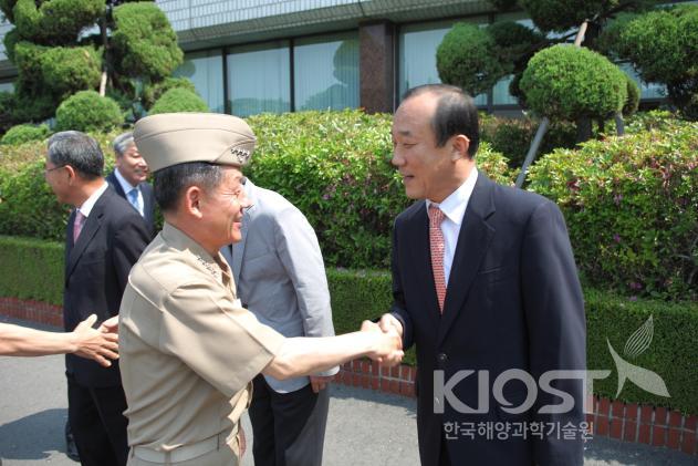 최윤희 해군참모총장 일행 내방 의 사진