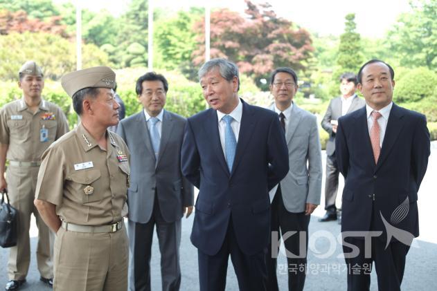 최윤희 해군참모총장 일행 내방 의 사진