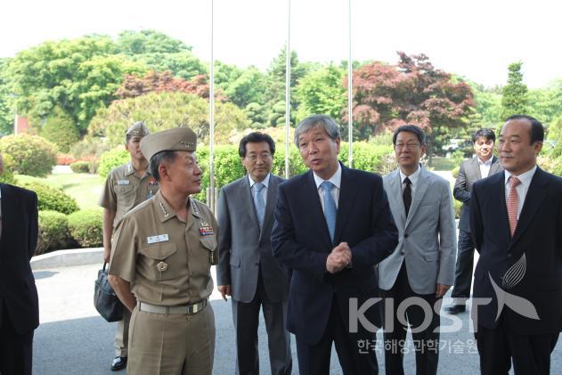 최윤희 해군참모총장 일행 내방 의 사진