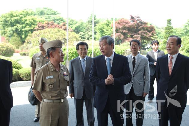 최윤희 해군참모총장 일행 내방 의 사진