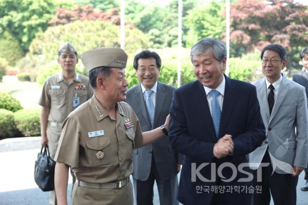 최윤희 해군참모총장 일행 내방 의 사진