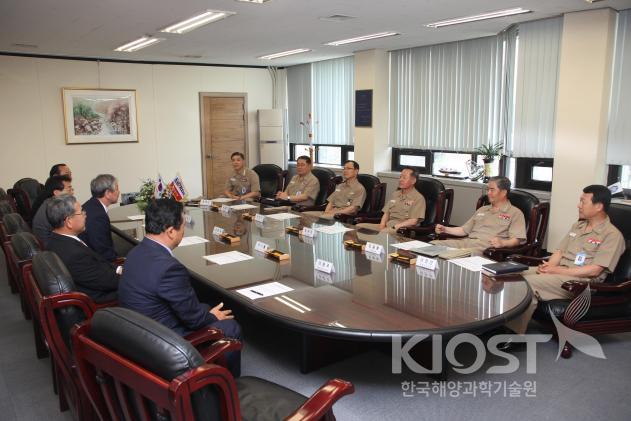 최윤희 해군참모총장 일행 내방 의 사진