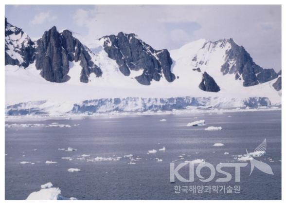 주로 빙벽으로 되어 있는 남극반도의 해안 의 사진