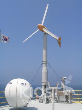이어도 기지에 설치된 풍력발전기 의 사진