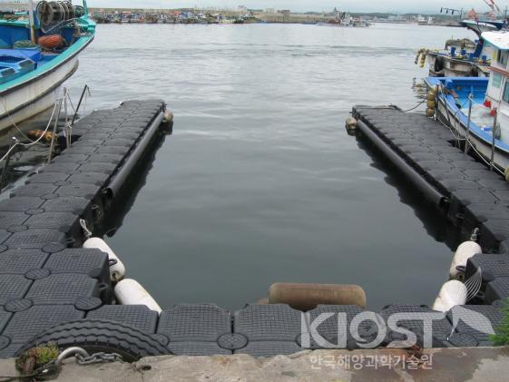소형 선박 접안을 위한 폰툰 시설(강릉 주문진항) 의 사진