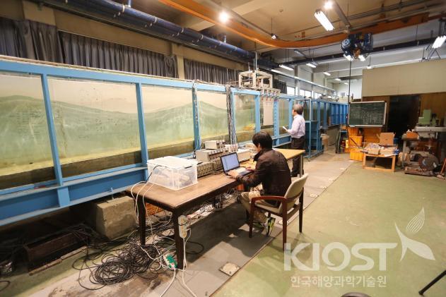 한국해양과학기술원의 조파수조 실험전경 의 사진
