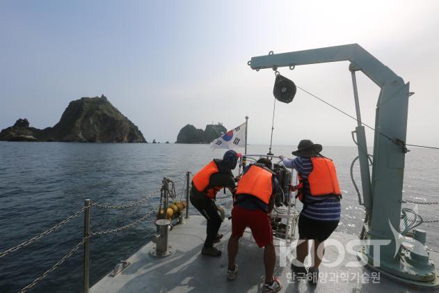 독도 해역을 조사하는 한국해양과학기술원 연구원들 의 사진