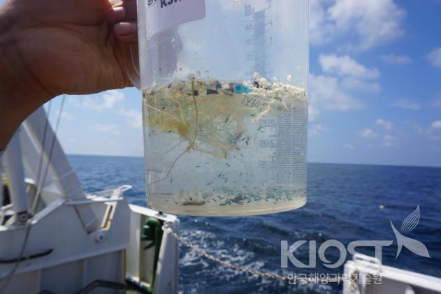 우리나라 외해역 해수에 분포하는 플라스틱 의 사진