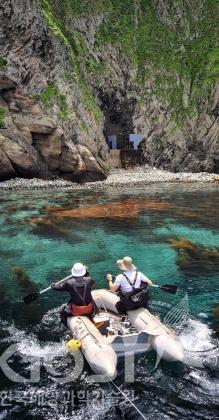 독도의 투명한 바다와 그 바다를 헤쳐나가는 한국해양과학기술원의 연구원 의 사진