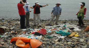 바다쓰레기를 분류하여 조사하는 모습