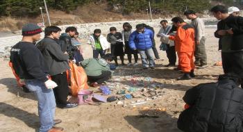 한-일 시민단체들이 바다쓰레기를 공동으로 조사하는 모습