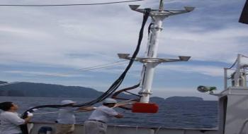 다중빔 음향측심기 센서를 바다에 내리는 모습 의 사진