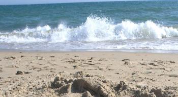 모래해변에 부서지는 파도 의 사진