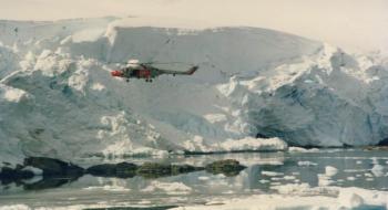 남극반도 해안에 가까이 온 영국 해군 엔듀어런스호의 헬리콥터